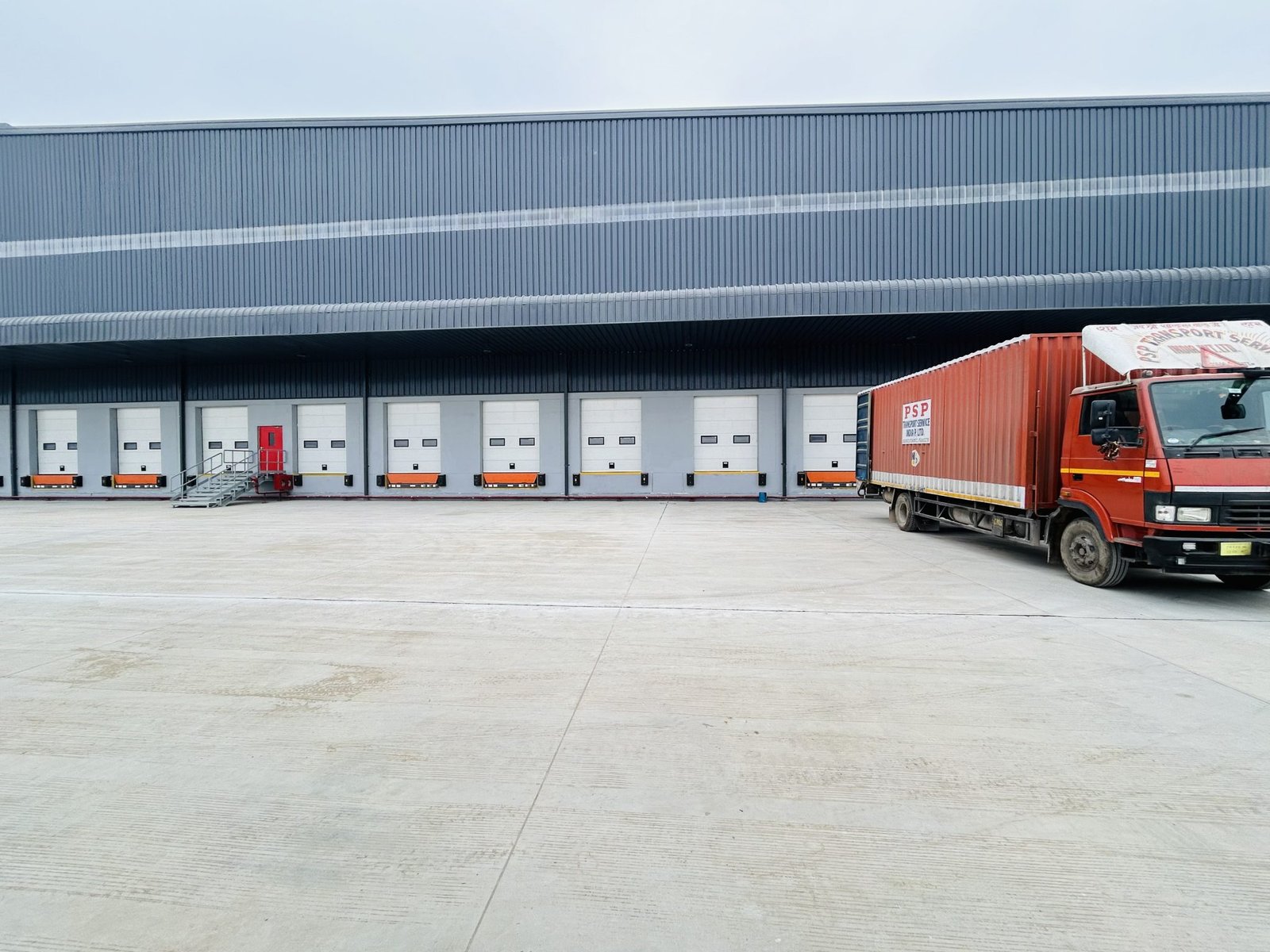 Dock Levelers vs. Traditional Loading Ramps: A Comparative Analysis